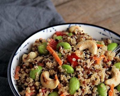 Quinoasalat mit Edamame und würzigem Zitronen-Soja-Dressing