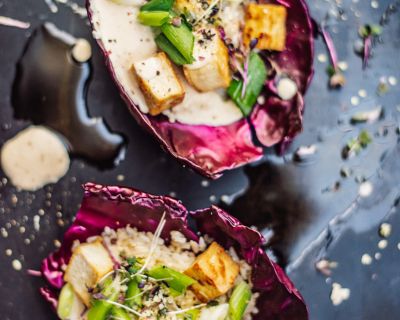 Rotkohl „Wraps“ mit Tofu, Jungzwiebel und cremiger Erdnuss-Ingwer-Sauce