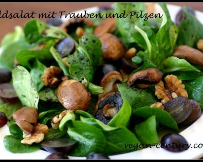 Feldsalat mit Trauben und Pilzen
