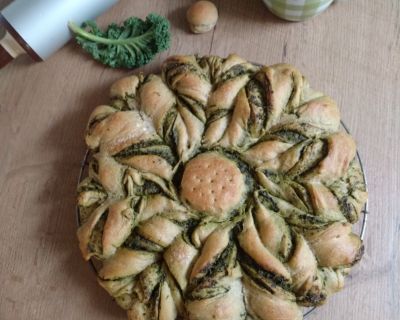 Grünkohl Rezepte, in zwei Varianten: Rauchige Pestoblume vs. Süße Apfel-Anis Hefeschnecke.