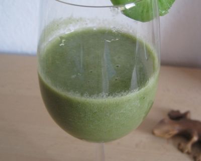 Grüner Smoothie mit Kresse, Petersilie und Weizengraspulver