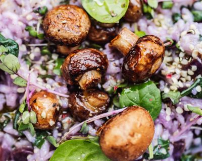 Fliederfarbenes veganes Winter-Risotto mit Topinambur und Pilzen