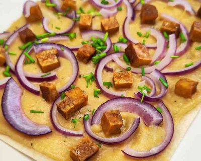 Schneller veganer Flammkuchen mit Fertigteig und Cashewmus