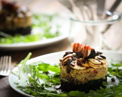 Feigen-Bulgur mit Champignons auf schwarzem Piemont-Reis