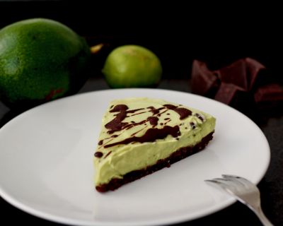 No Bake Avocado Cheesecake mit Schokoladenverzierung