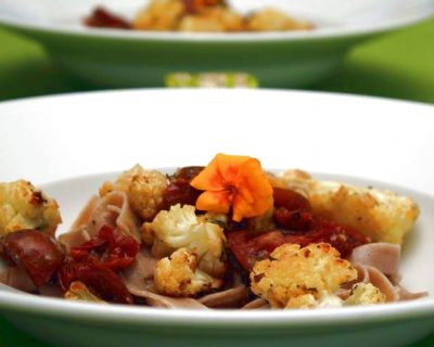 Gerösteter Blumenkohl mit Knoblauch-Tomaten