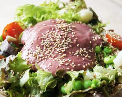 Bunter Salat mit Johannisbeerdressing und geröstetem Sesam