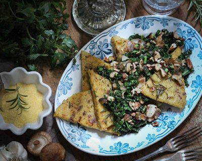Rosmarin-Nuss-Polenta mit Shiitake & Schwarzkohl
