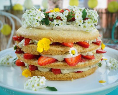 Erdbeertorte mit traumhaft luftigem Biskuit und Cashew-Sahnecrème - für den Muttertag und andere Feierlichkeiten
