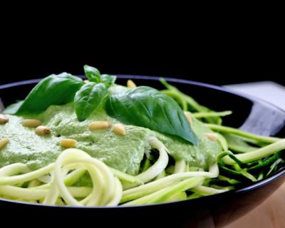 Zucchini Spaghetti mit Avocado-Pesto