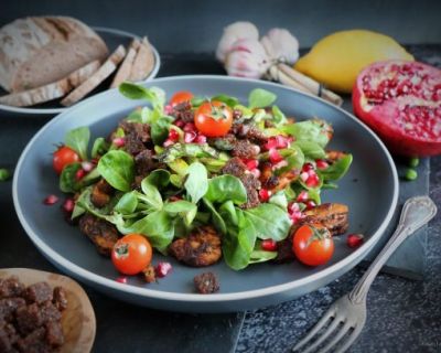 Aioli auf Feldsalat mit Fleischalternative Kebab