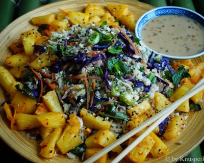 Cauliflower fried rice (gebratener Blumenkohlreis) mit scharfer Ananas und Sesamsauce
