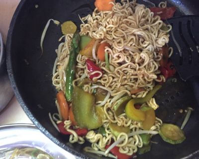 Fried Noodles mit Gemüse in Hoisin-Sauce
