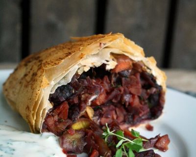 Gemüsestrudel aus Wurzelgemüse mit Joghurtdip