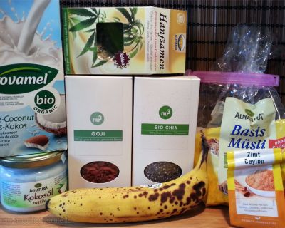 Superfood-Porridge mit Hanfsamen, Chiasamen und  Gojibeeren