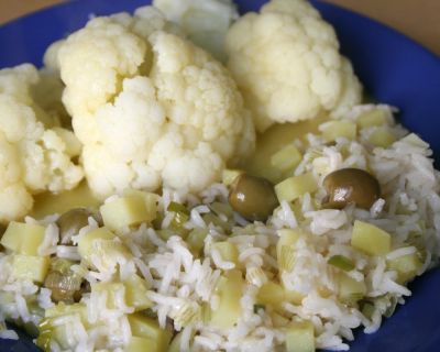 Blumenkohl mit karibischem Kartoffel-Oliven-Reis