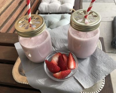 veganer Cashew-Erdbeer-Milchshake