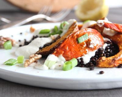 Ofenkürbis mit marinierten Belugalinsen & Cashew Sour Cream