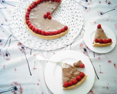 vegane Schokoladen-Himbeer-Tarte mit glutenfreiem Kokosboden