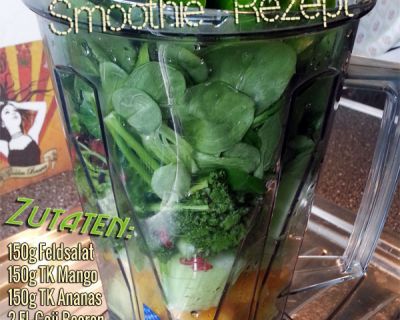 Grüner Smoothie mit Goji-Beeren, Feldsalat, Petersilie, Stangensellerie, Mango und Ananas