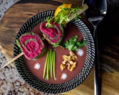 Dicke Lila Kartoffelsuppe mit Beetehummus-Spinat-Spiralen