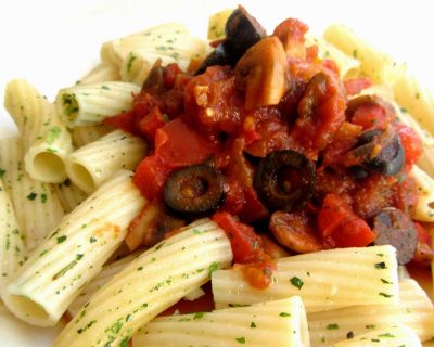 Penne mit Tomaten-Olivensoße