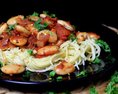 Vegane Pasta mit weißen Riesenbohnen