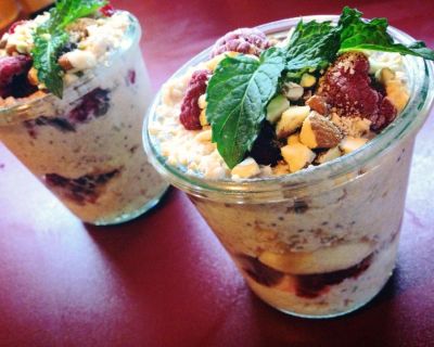 Chia-Amaranth-Crunch mit Bananen und Himbeeren