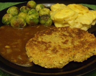 Chickpea Cutlets mit geröstetem Rosenkohl, Kartoffelgratin und brauner Sauce