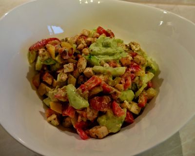 Salat mit Avokado- Dressing und Tofu- Macadamia Croutons 