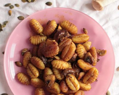 Gnocchi-Pilz-Pfanne mit gerösteten Kürbiskernen