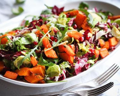 Rosenkohl-Radicchio-Salat mit Ofenkürbis, Granatapfelkernen & Orangenvinaigrette