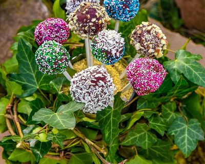 Cake Pops mit bunten Nonpareilles