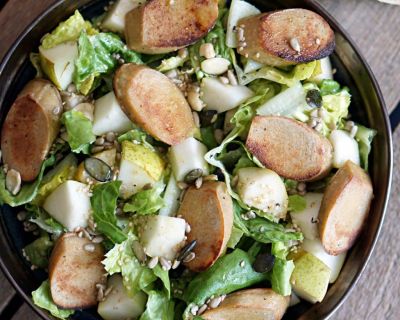 Salat mit Birne und Bratwurst