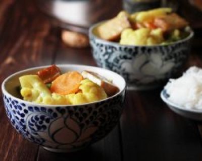 Rezept: Blumenkohl-Erdnuss Curry mit gebratenem Tofu