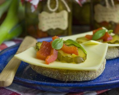 Eingelegte Butterbrot-Gurken mit Paprika