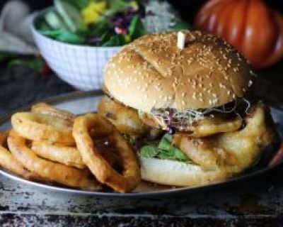 Austernseitlingsburger mit Onion Rings und feuriger Bier-Senf-Sauce