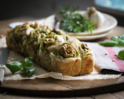 Party-Zupfbrot mit Basilikumpesto & Chili