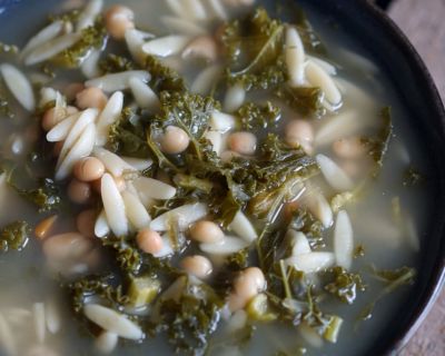Wärmende Suppe mit weißen Bohnen und Kohl