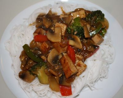 Schnelle asiatische Gemüsepfanne mit Tofu