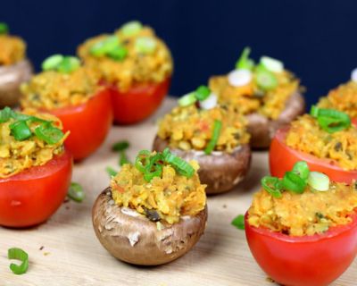 Gefüllte Pilze und Tomaten mit roten Linsen