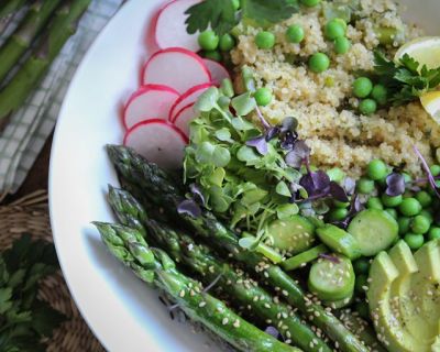 Quinoa-Bowl mit grünem Spargel & Avocado