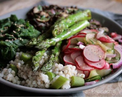 Frühlingsbowl mit Radieschen, Graupen und Spargel