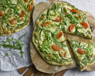 Grüne Pizza mit Zucchini und Rucola