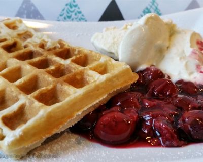 Vegane Waffeln mit heißen Kirschen