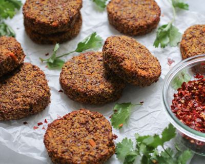 Rote Quinoa-Bratlinge mit Daal & Sprossen
