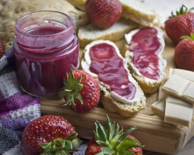 Blaubeer-Erdbeer-Aufstrich mit weißer Schokolade