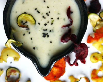 Zitronige Blumenkohl-Créme mit Gemüsechips-Pot­pour­ri