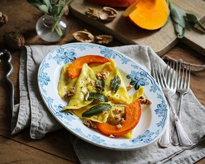 Kürbisravioli in veganer Salbeibutter mit Walnüssen