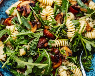 Vegane Rucola-Pilz-Pasta mit zitronig frischem Dressing